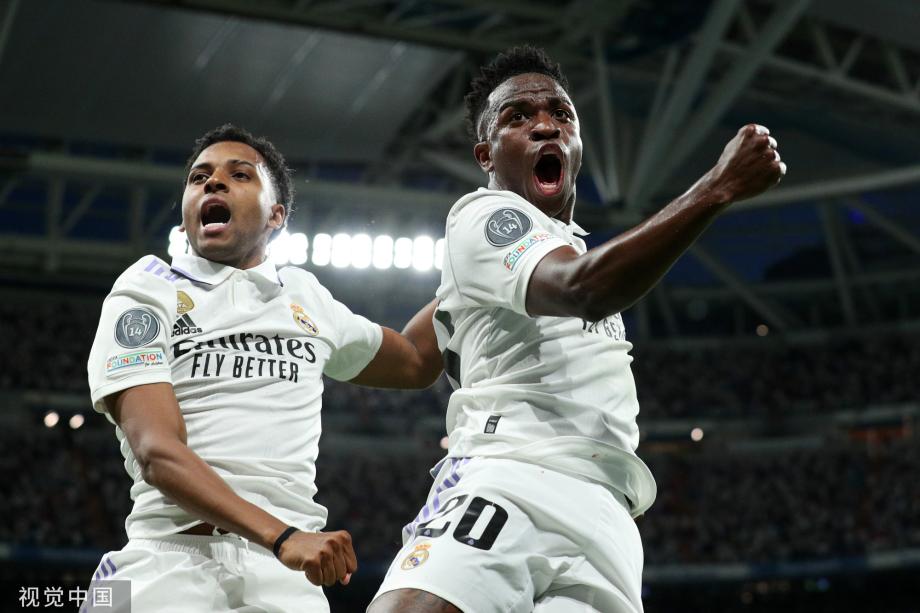 比如他在门 比如他在门